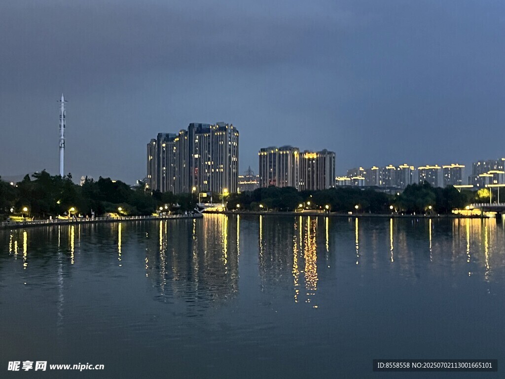 城市江边夜景