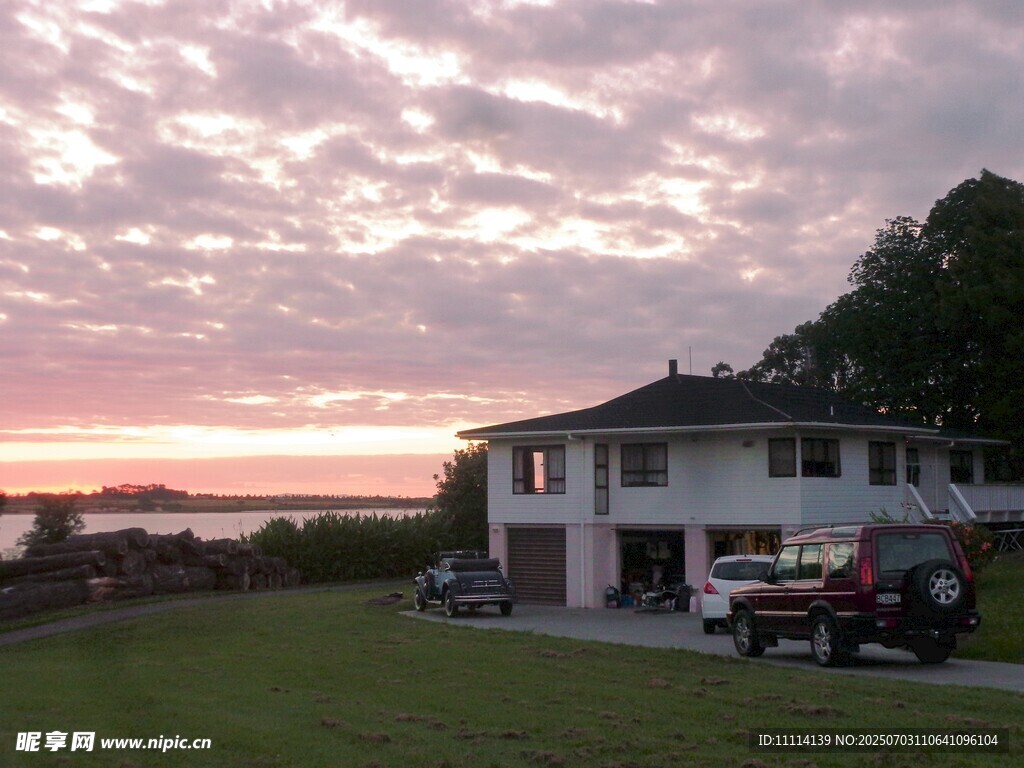 夕阳下的温馨住宅