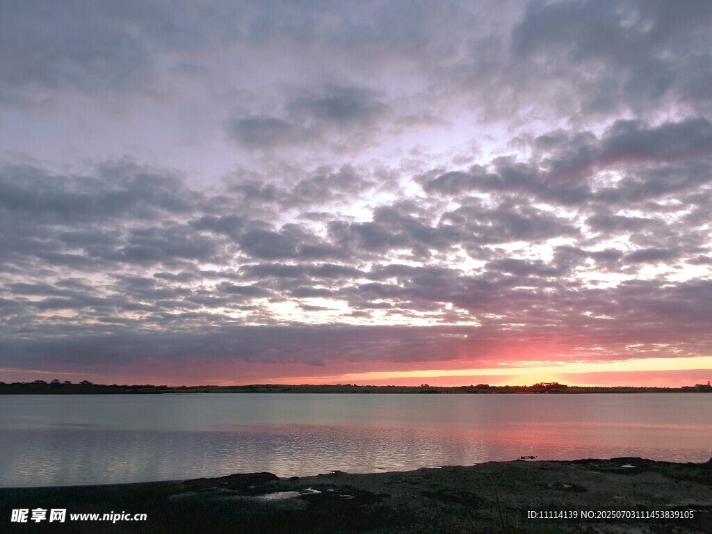 海滨日落美景