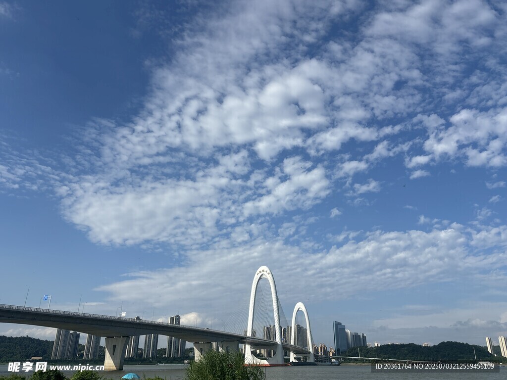 城市桥梁与蓝天白云美景