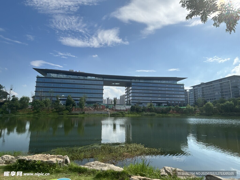 湖畔现代建筑景观