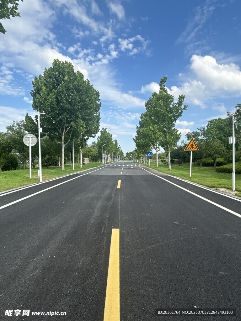 宽阔公路蓝天白云绿树