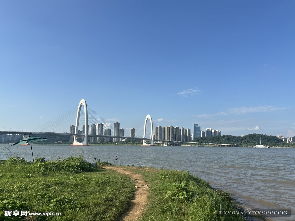 湖畔小径旁的城市天际线