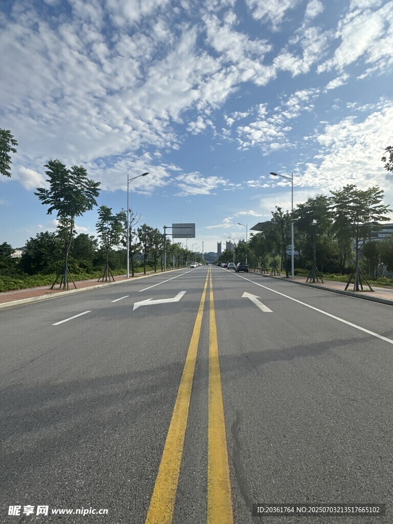 宽阔公路伸向远方