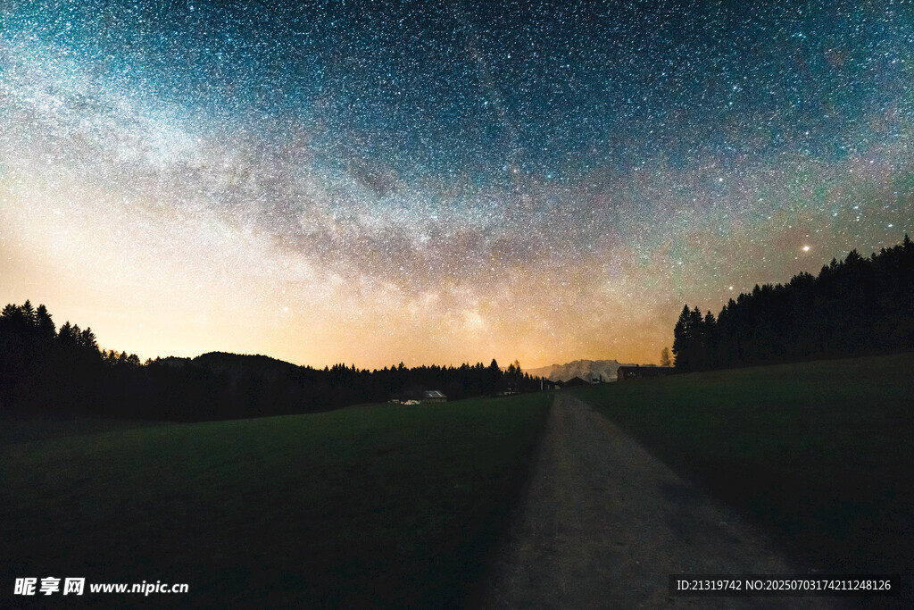 夜幕下的旷野星空之路