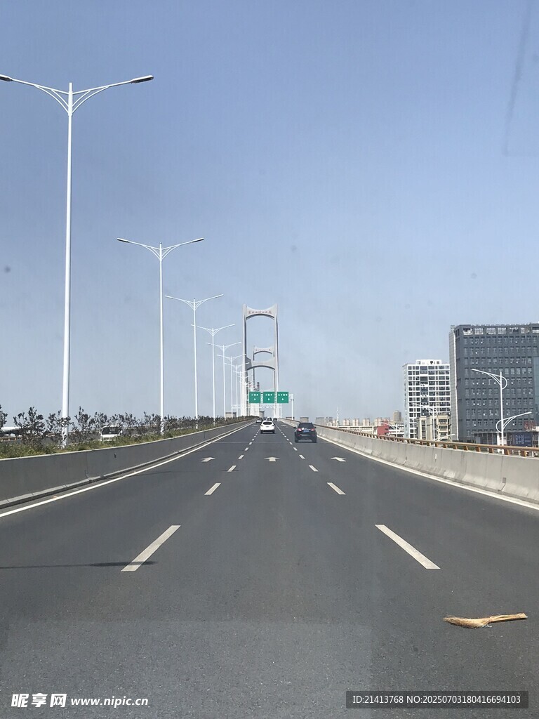 宽阔公路上的车辆行驶