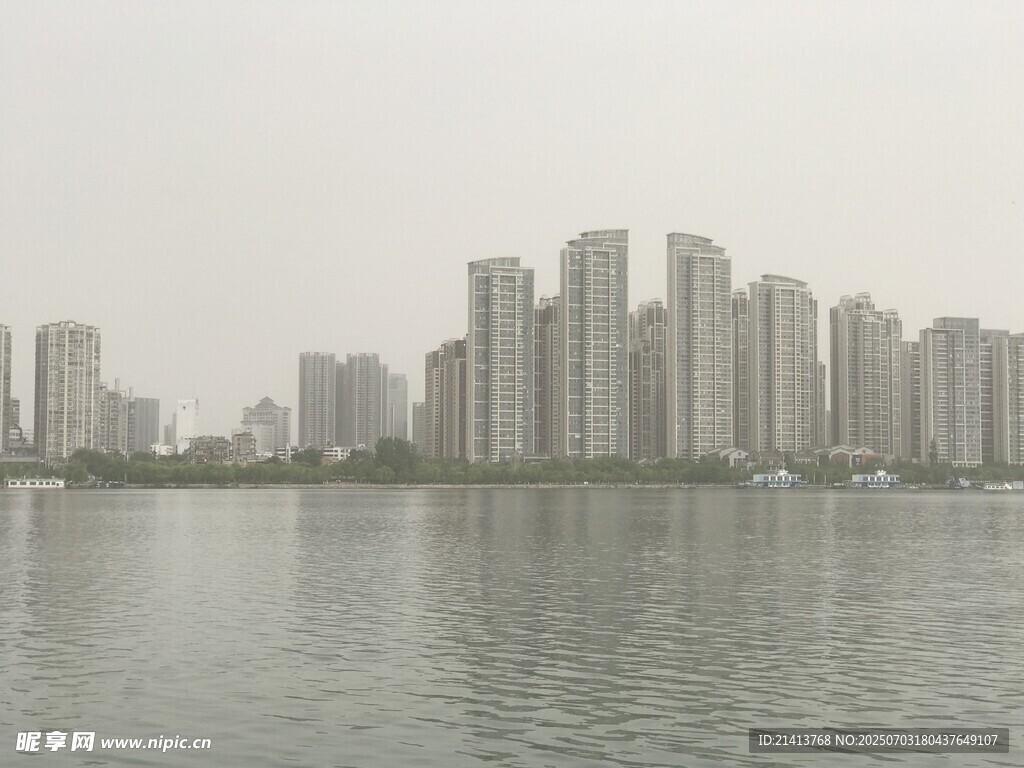 湖畔高楼林立的城市景观