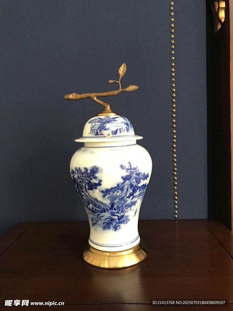 蓝白青花瓷罐带金色装饰