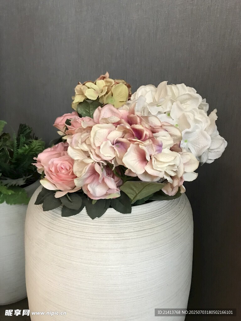 白色花瓶中的多彩绣球花