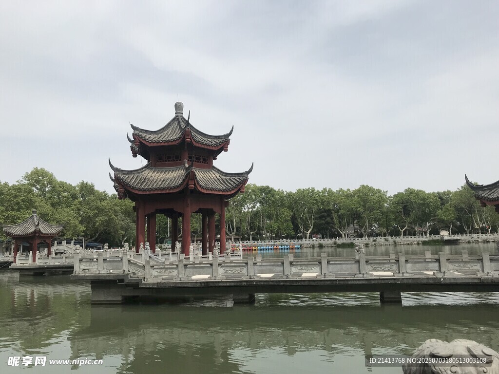 中式水边古亭景观