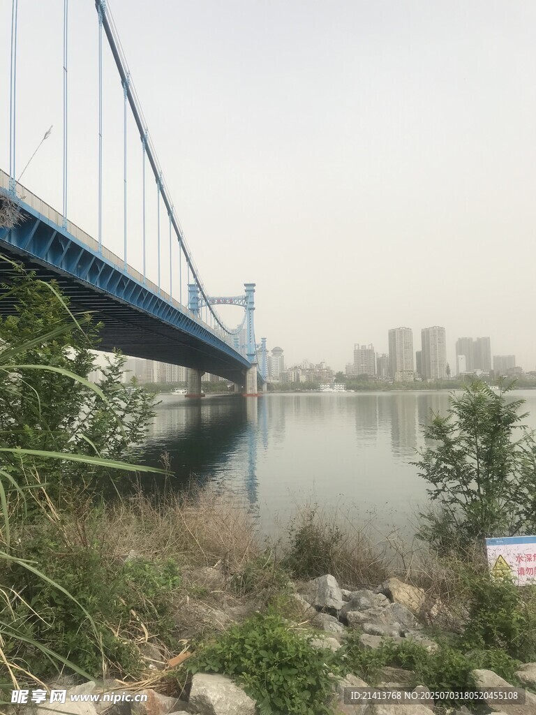 河畔蓝桥与城市远景