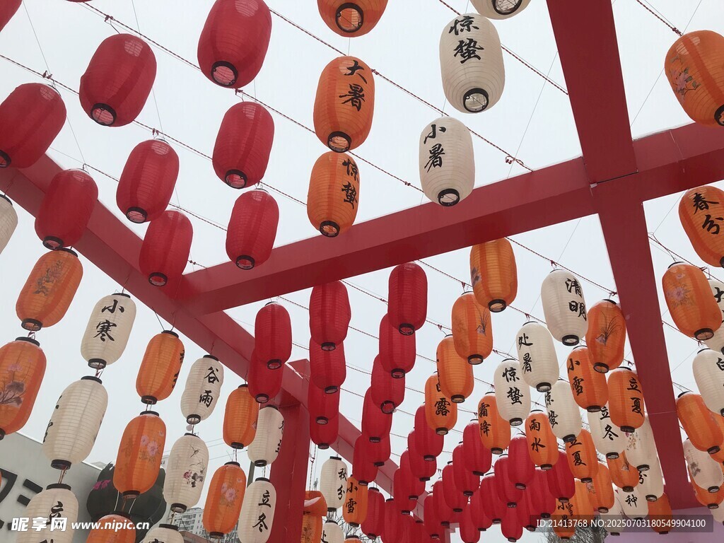红灯笼装点的喜庆空间