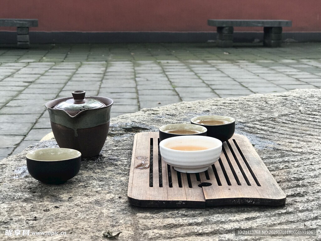 户外中式茶具摆放场景