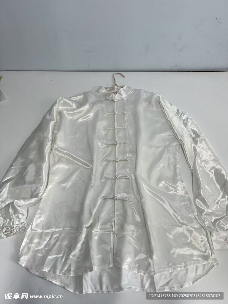 白色花纹长袖上衣展示
