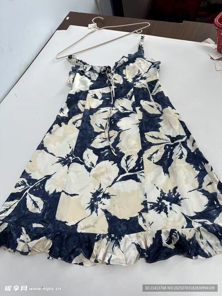 蓝白花卉吊带裙展示