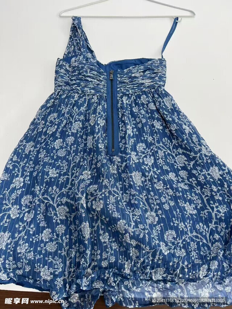 蓝白碎花吊带连衣裙