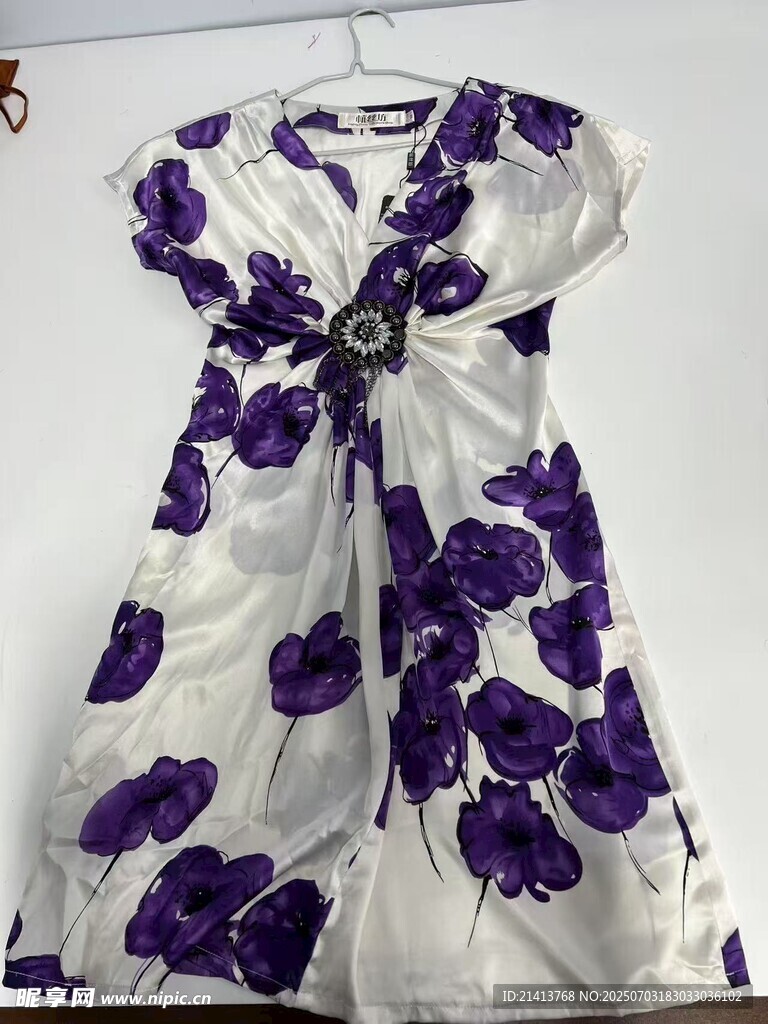 紫白花卉图案女士连衣裙