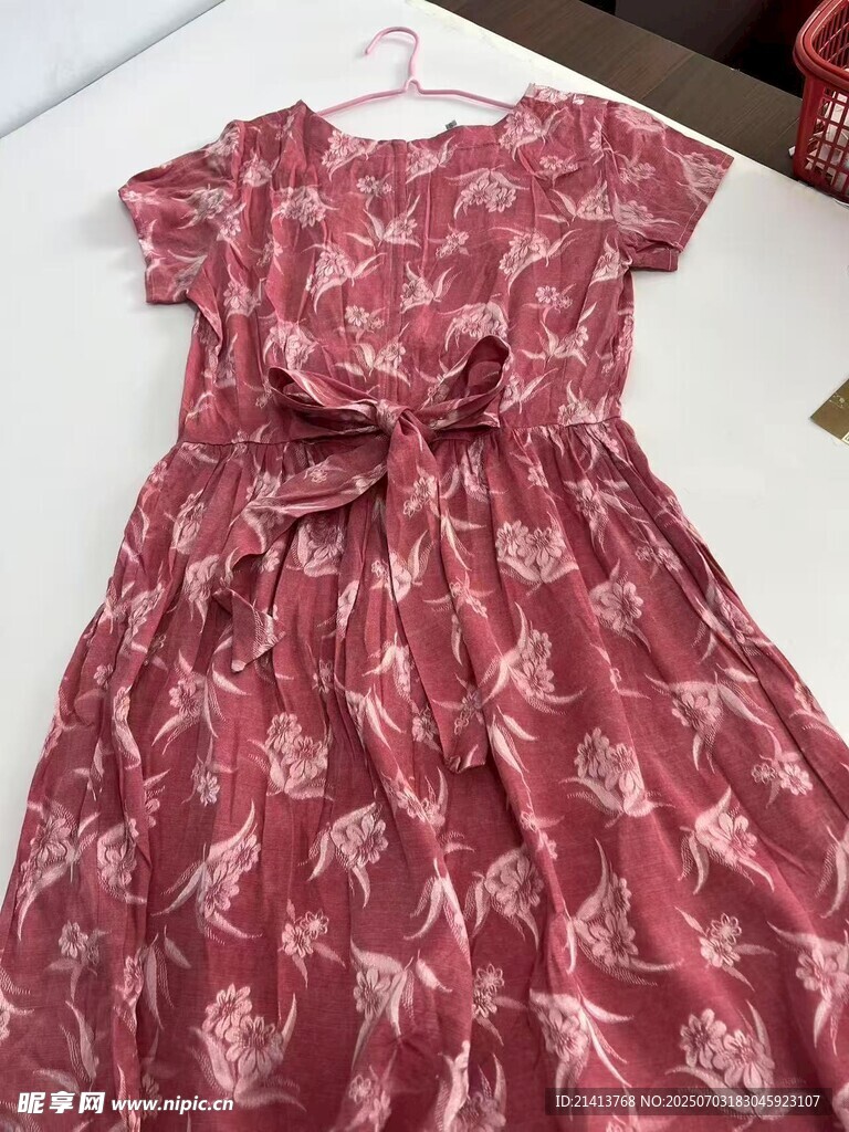粉色印花连衣裙展示