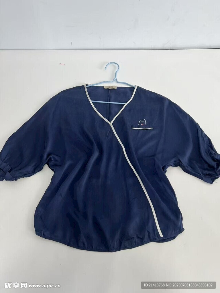 深蓝色宽松V领上衣展示