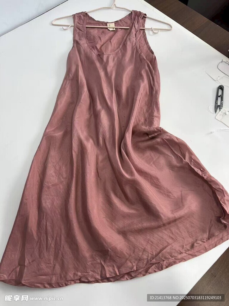 粉色无袖连衣裙展示