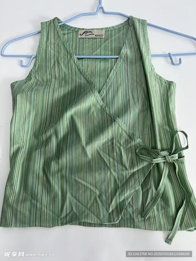 绿色系带无袖上衣展示