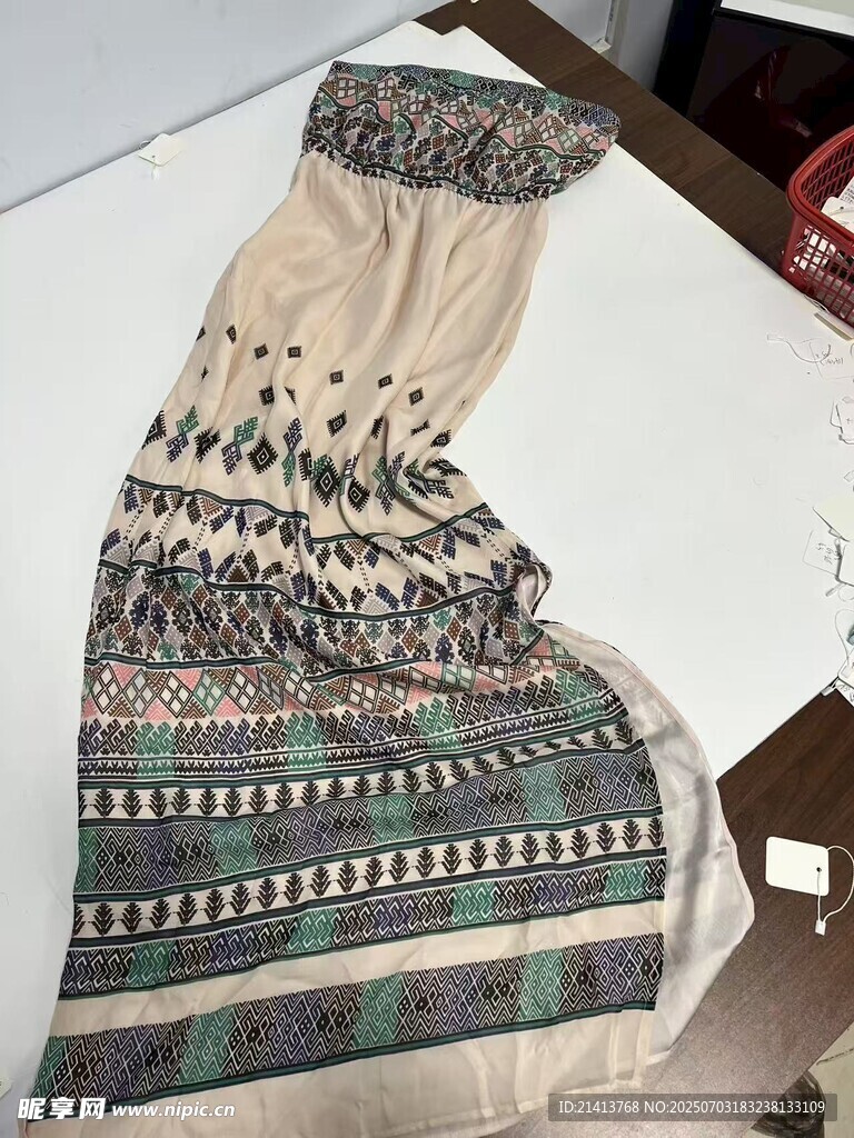民族风花纹长款服饰