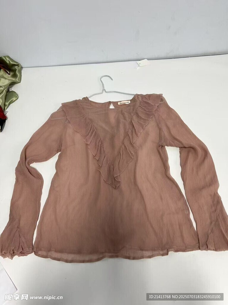 浅棕色喇叭袖上衣展示