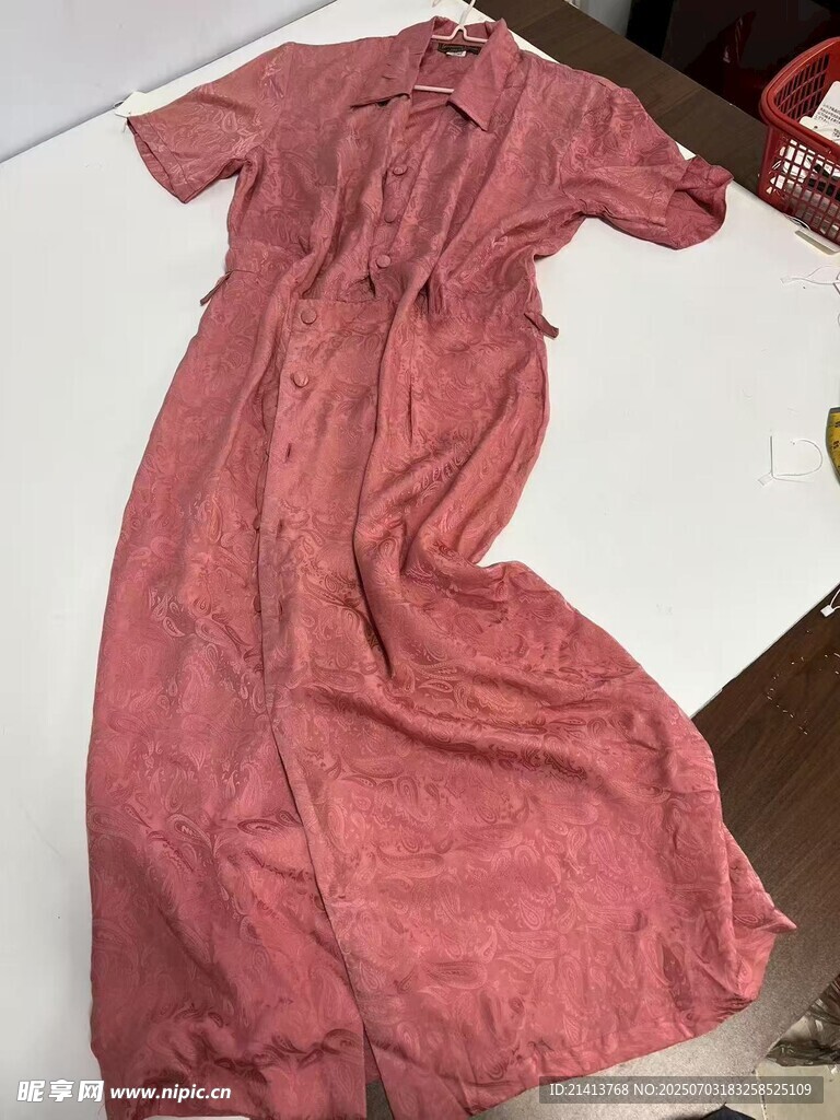 粉色褶皱长款连衣裙