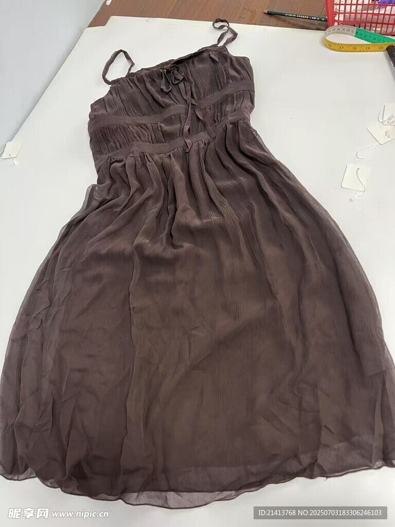 棕色吊带连衣裙展示