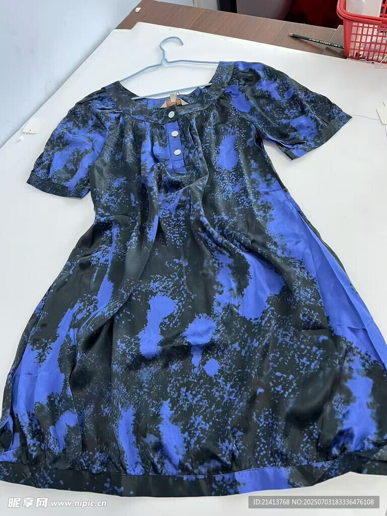 蓝黑花纹短袖连衣裙展示