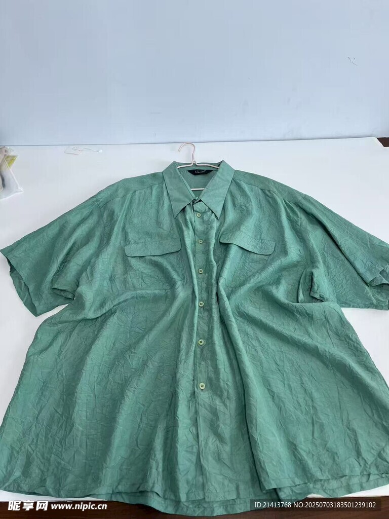 绿色宽松短袖上衣展示
