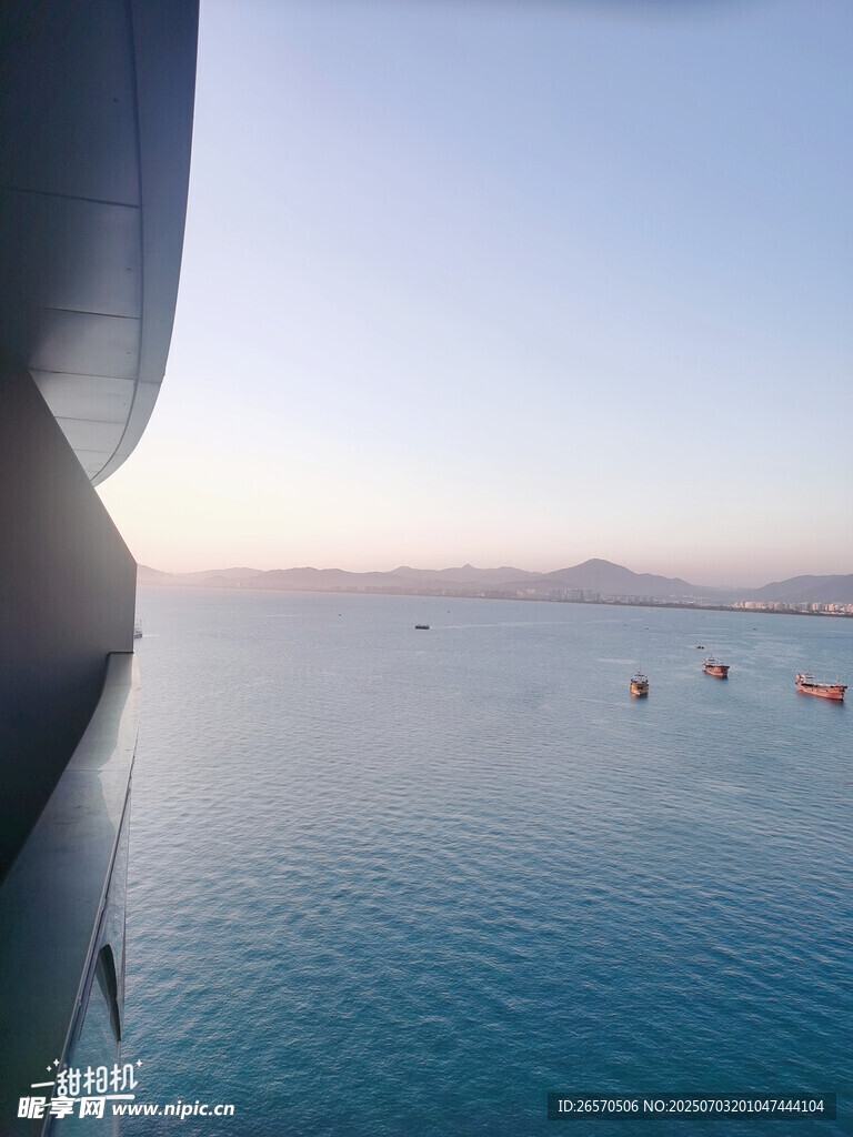 船舷边的海上日出美景