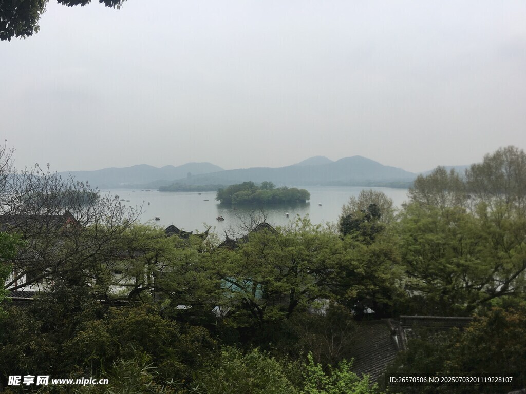 湖畔绿树环绕的湖景风光