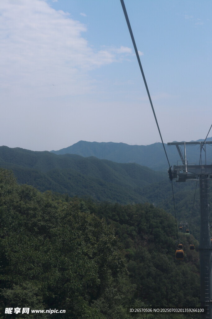 山间索道穿行于葱郁山林