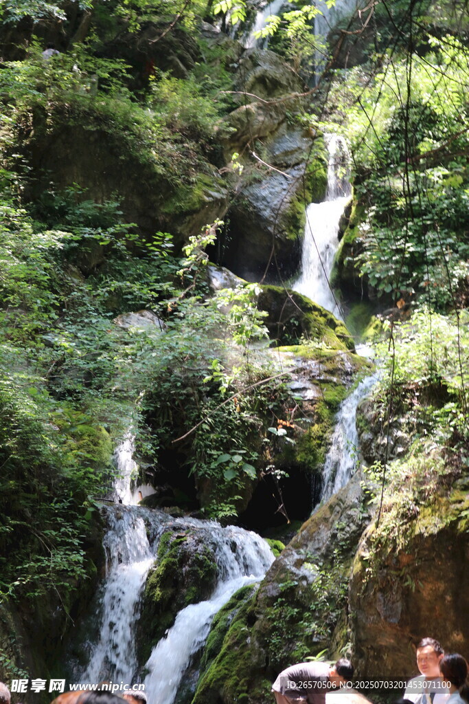 山间瀑布美景 