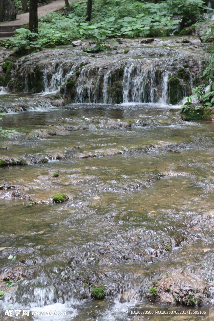 山间溪流小瀑布美景