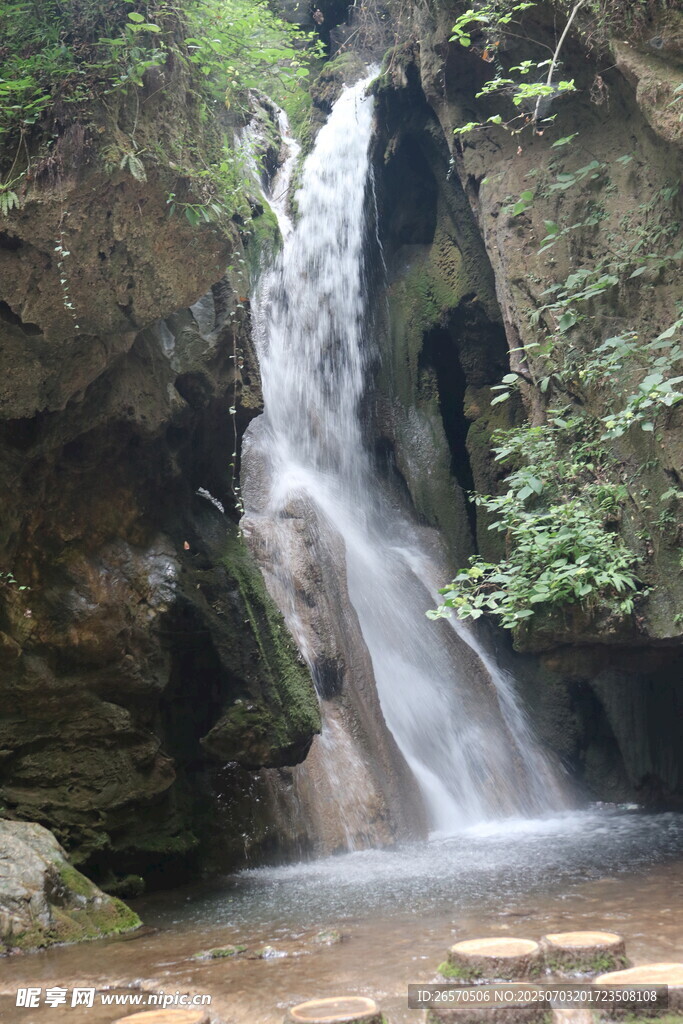 山间瀑布美景