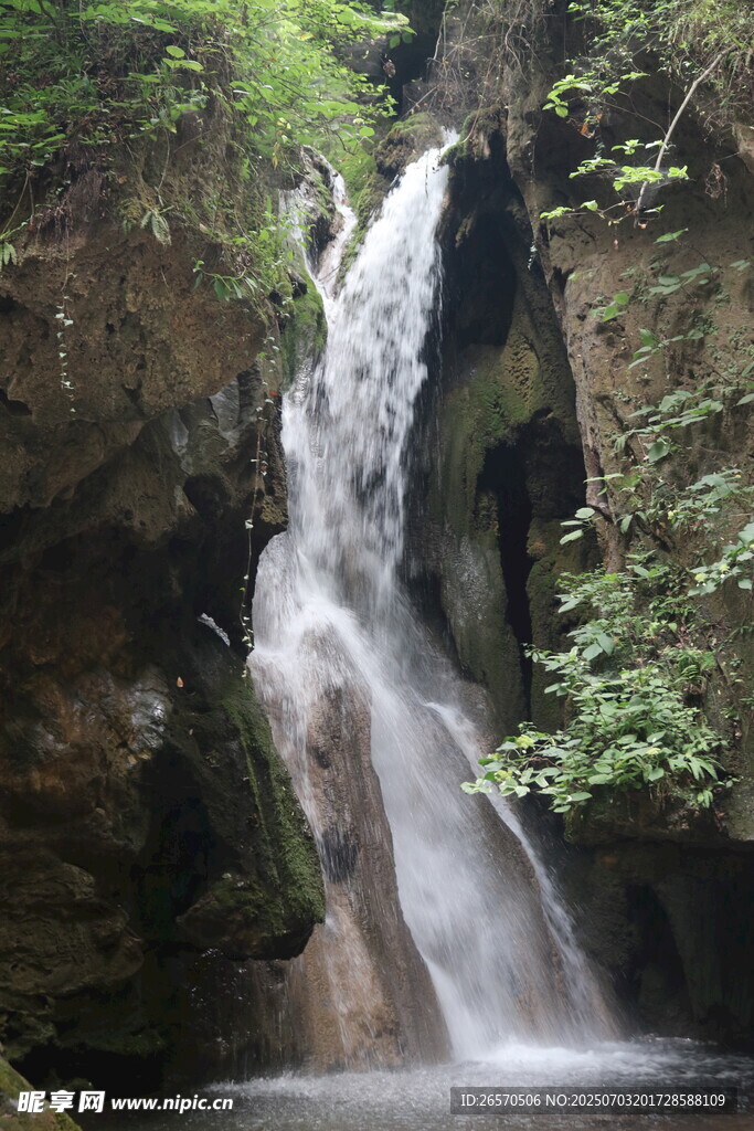 山间瀑布美景