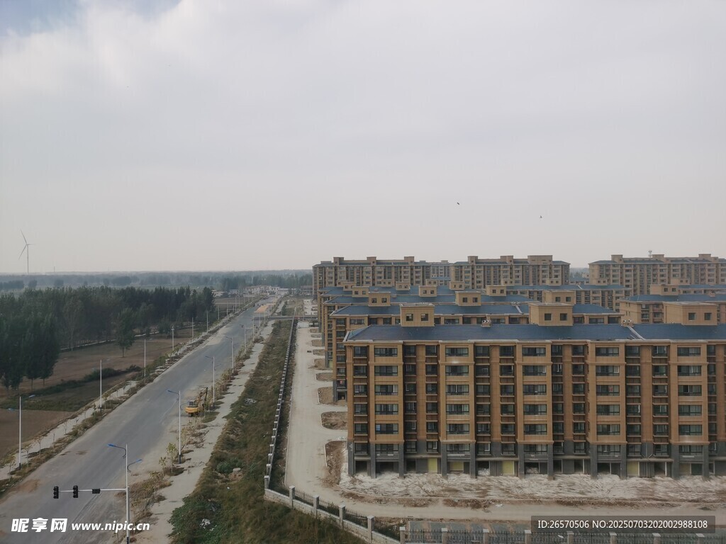 俯瞰城市道路旁建筑群