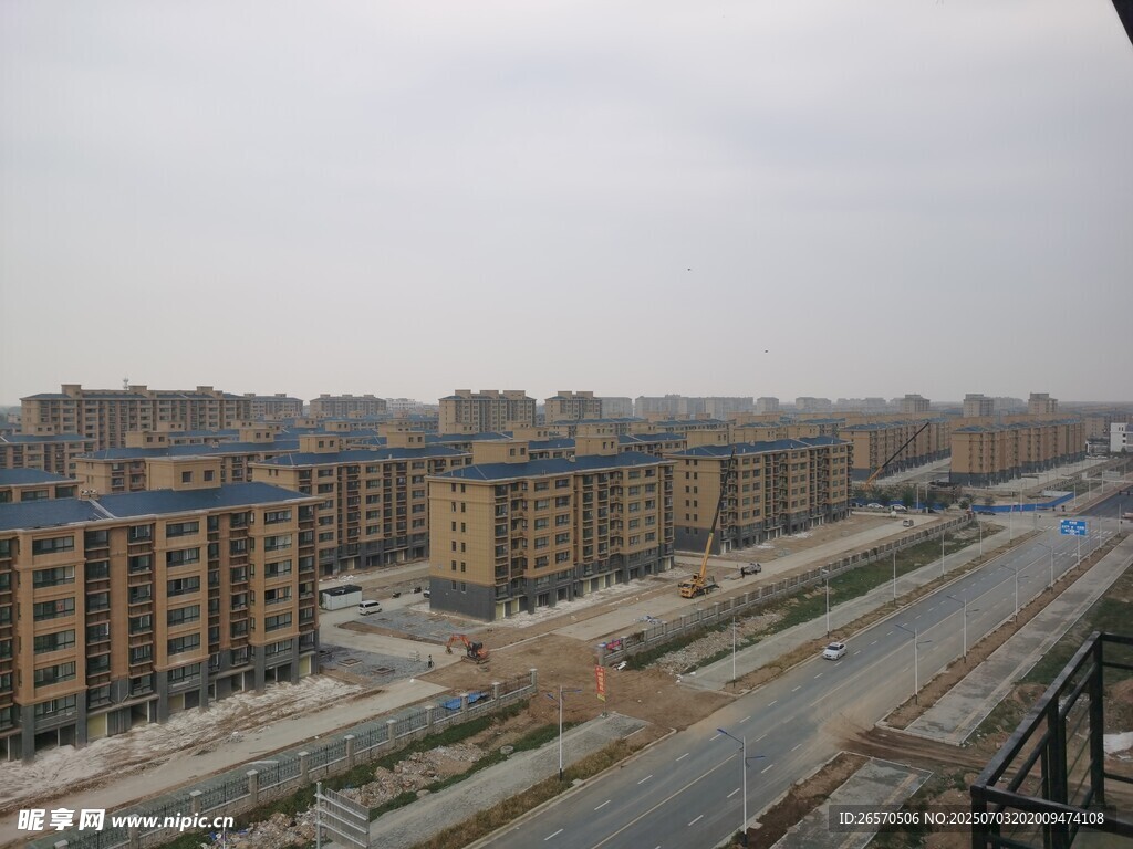 城市远景中的建筑与道路