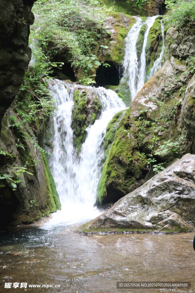 山间瀑布美景