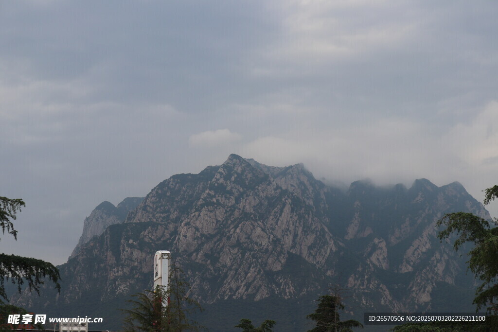 云雾缭绕的巍峨山峰