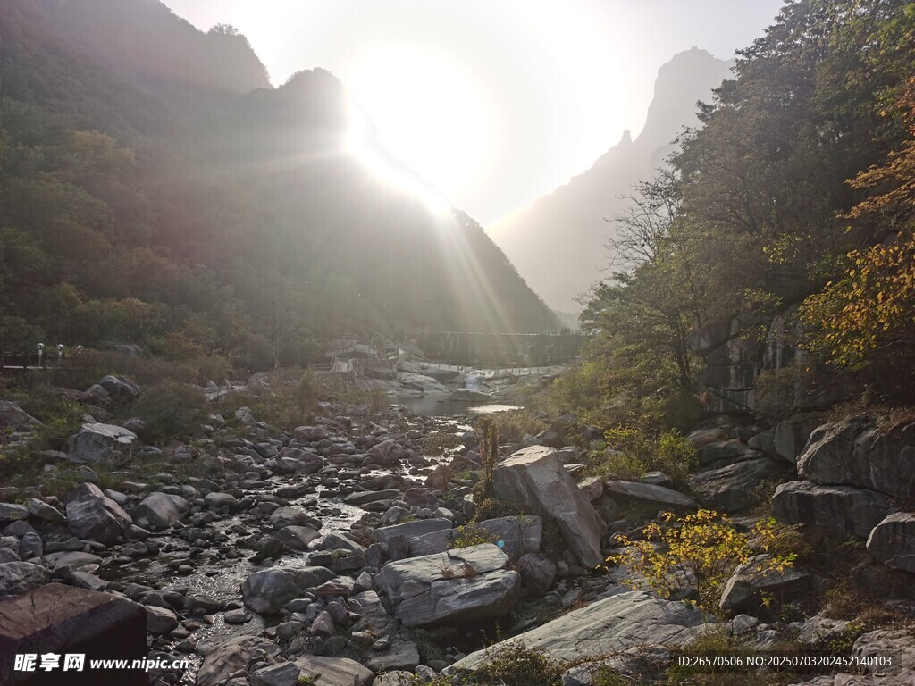 山谷晨光中的嶙峋石景