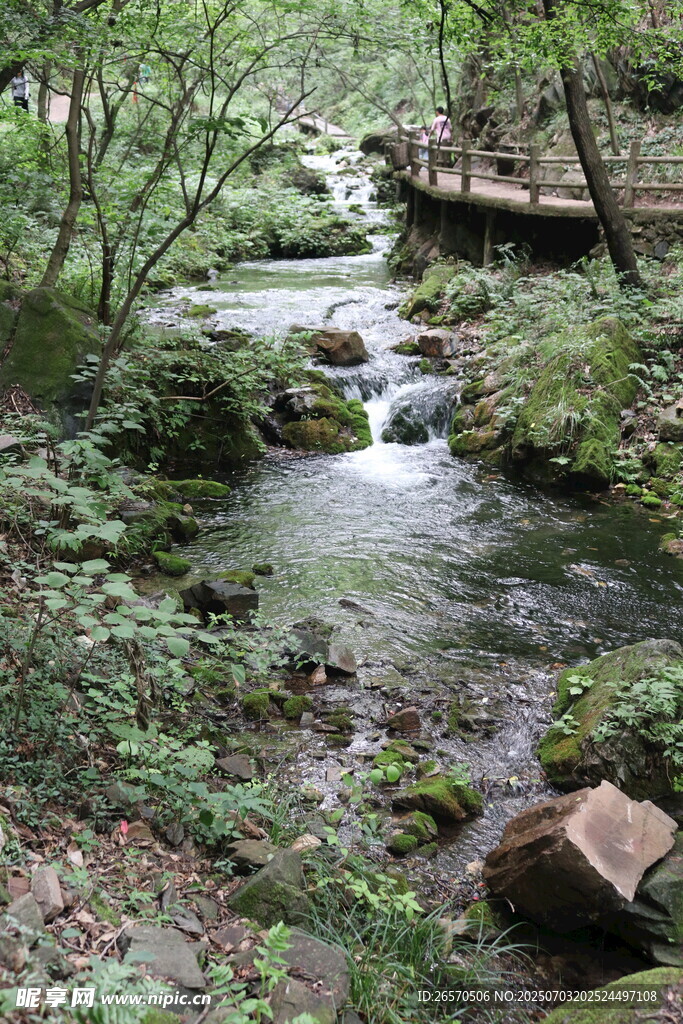 山间溪流 