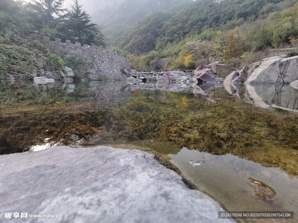 山间湖水
