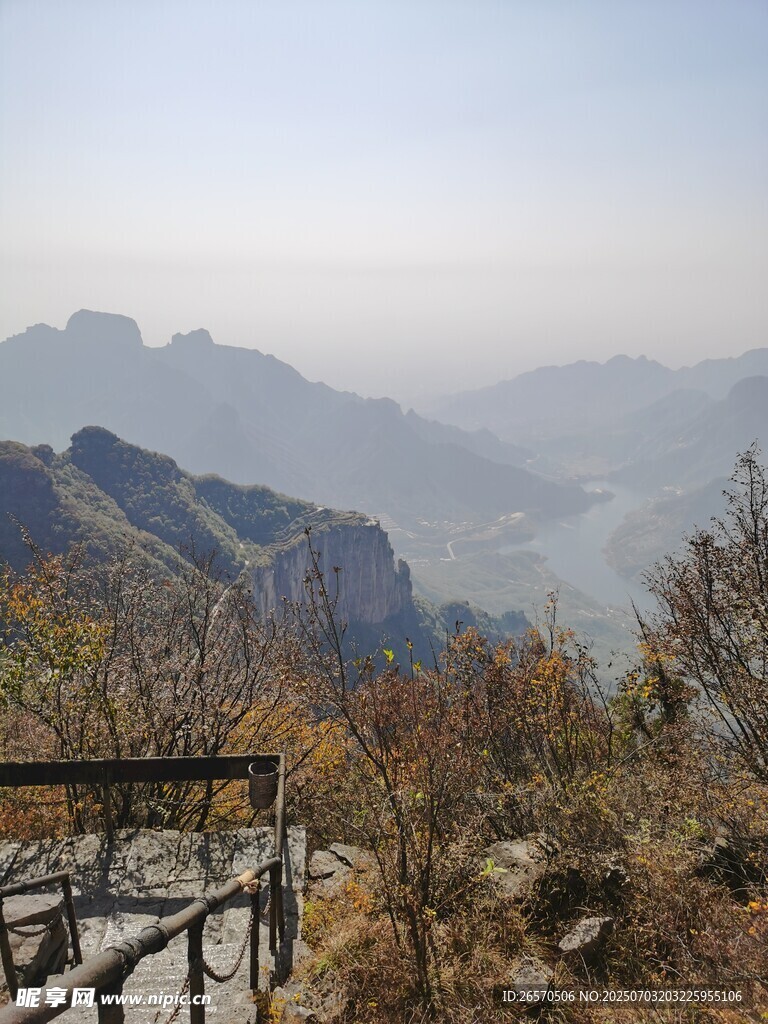 山间栈道景色