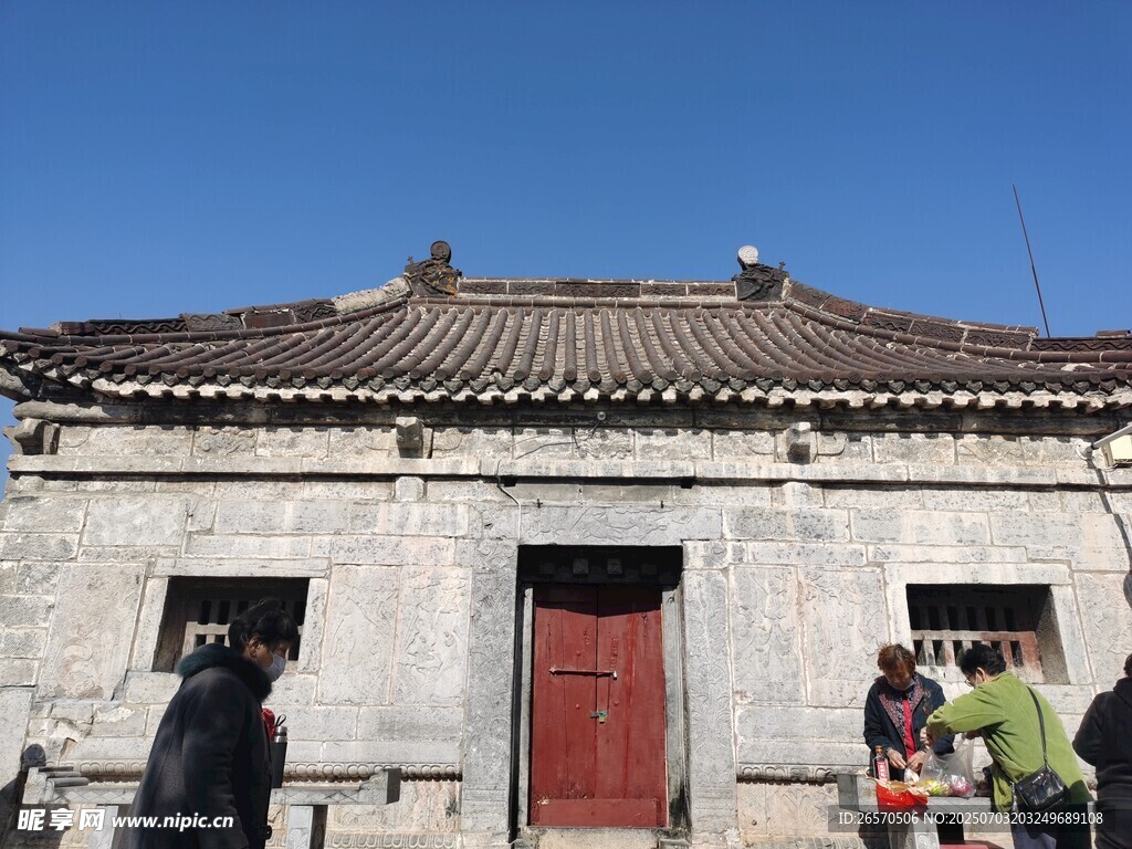 古老中式建筑前的游人