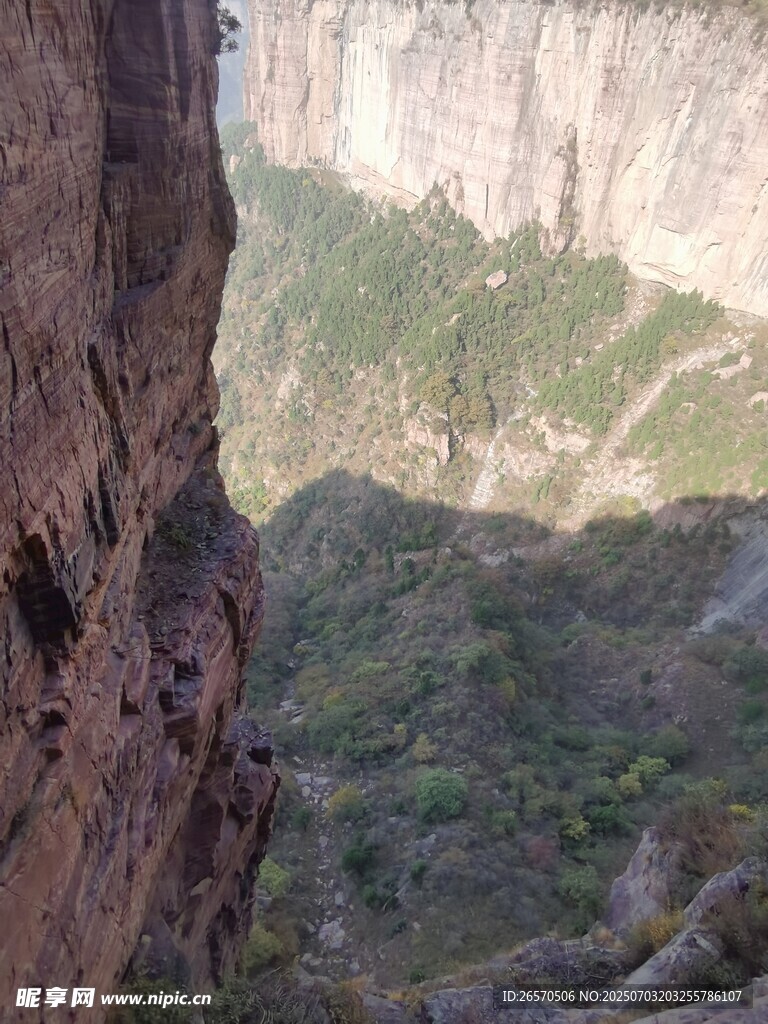 陡峭山壁下的绿意景观
