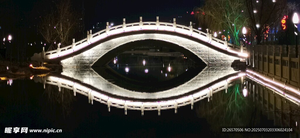 夜晚河畔的璀璨拱形桥