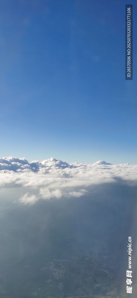 高空俯瞰壮丽雪山云海